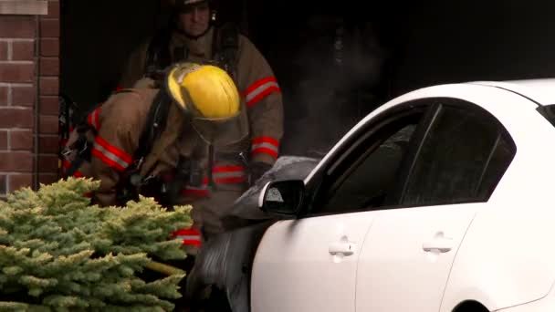 Bombero Dando Grandes Golpes Hacha Coche Mientras Lucha Contra Fuego — Vídeos de Stock