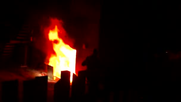 Camarógrafo Primero Escena Incendio Provocado Casa Con Oficiales Policía — Vídeos de Stock