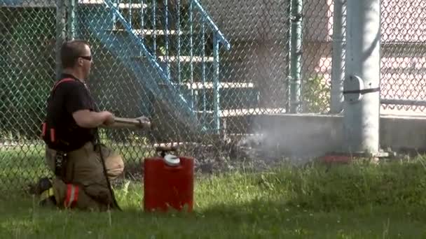 Pompiere Utilizzando Pompa Antincendio Zaino Spegnere Erba Fuoco — Video Stock