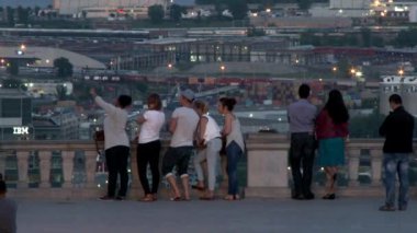 İzleme güvertesinde selfie çeken bir grup genç.