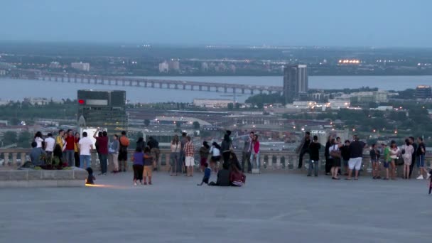 Turisti Sul Ponte Panoramico Con Vista Sulla Baia Con Ponte — Video Stock