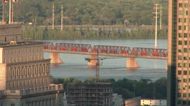 Pont Avec Voitures Train Sur Eau Par Une Journée Ensoleillée — Video