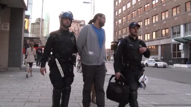 Slow Motion Petugas Swat Berjalan Dengan Penjahat Yang Diborgol — Stok Video