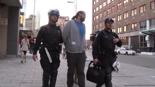 Slow Motion Swat Officerare Går Med Handbojor Kriminella — Stockvideo