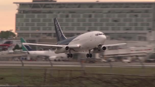 Pomalý Pohyb Letadlo Nouzově Přistává Hasičskými Vozy — Stock video