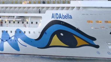 Büyük bir okyanus gemisinin küçük güvertesinde duran kadın.