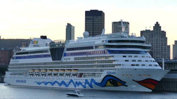 Klein Jacht Cruisen Voorkant Van Een Gigantisch Cruiseschip Stad Haven — Stockvideo