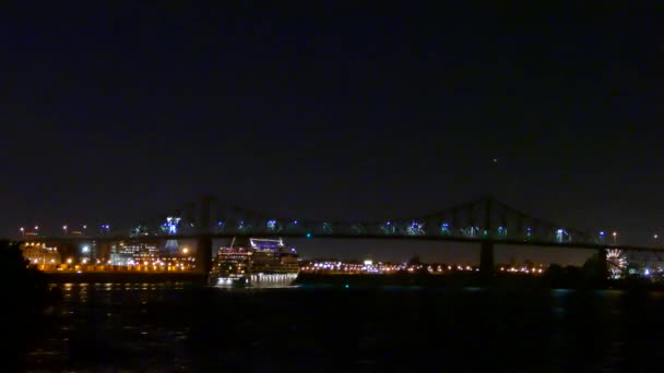 Crucero Lujo Iluminado Por Noche Navegando Hacia Puente — Vídeo de stock