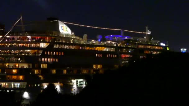 Gran Crucero Trasero Lleno Gente Por Noche Ciudad Europea — Vídeo de stock