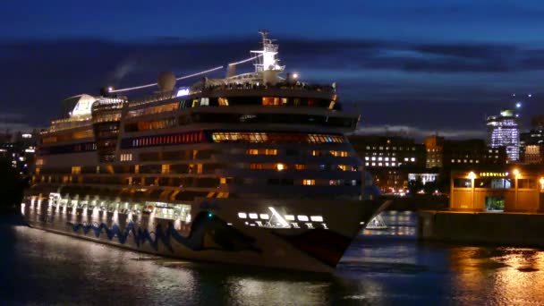 Люди Дивляться Великий Круїзний Корабель Відпливає Верхньої Палуби — стокове відео