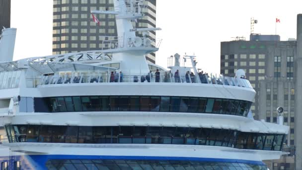 Turistas Convés Nível Superior Navio Cruzeiro Com Edifícios Segundo Plano — Vídeo de Stock