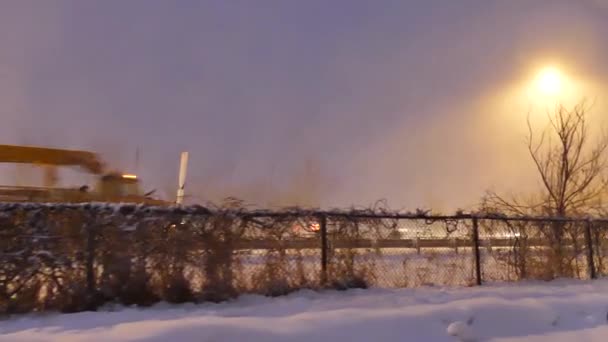 Heftiger Schneefall Bei Wind Auf Autobahn Mit Autos Der Nacht — Stockvideo