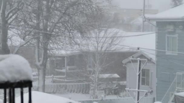 Ισχυρός Άνεμος Φυσάει Κατά Διάρκεια Του Χειμώνα Bsaura Κατοικημένη Γειτονιά — Αρχείο Βίντεο