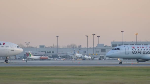 加拿大航空公司A319在机场跑道上减速 — 图库视频影像