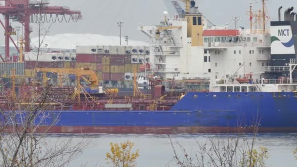 Nave Carico Industriale Che Viaggia Porto Con Container — Video Stock