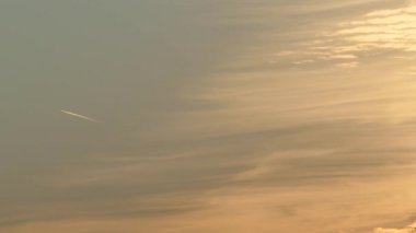 Air Cezayir Airbus A330 taksicilik yaparken kendi üzerinde dönüyor