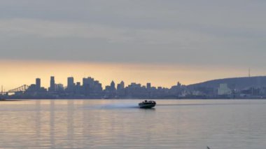Arka planda şehir silüeti olan tekne dar bir dönüş yapıyor.