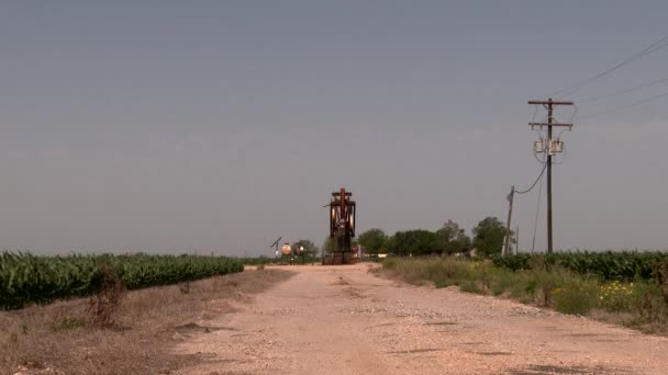 Aceite Perforación Uhd Pumpjack Final Del Camino Tierra — Vídeos de Stock