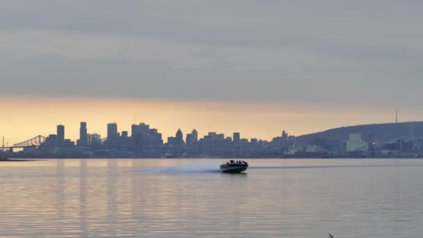 Човен Робить Тісний Поворот Міським Скайлайном Задньому Плані — стокове відео