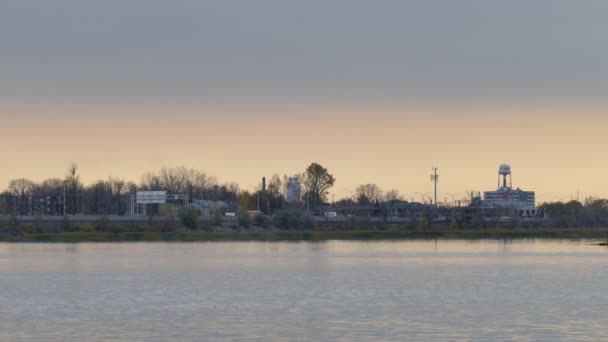 Bilar Som Kör Motorvägen Längs Flodstranden Gryningen — Stockvideo