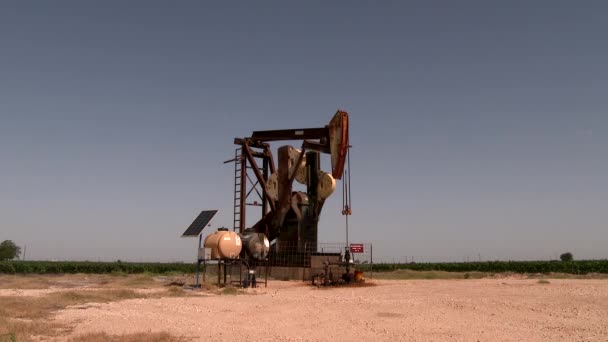 Uhd 60Fps Винтажный Старый Ржавый Насосный Джек Закачивающий Нефть Поле — стоковое видео
