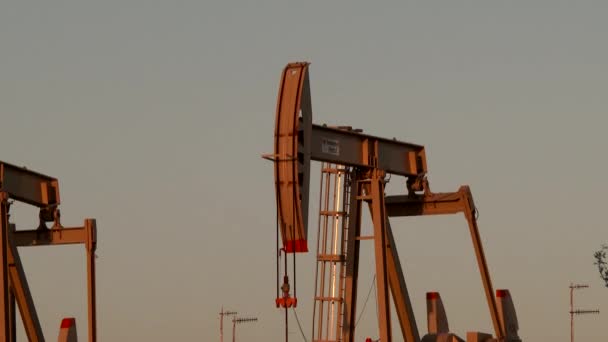 Pumpjack, Pferdekopf-Ölpumpe auf einem Ölfeld in der Nähe v…