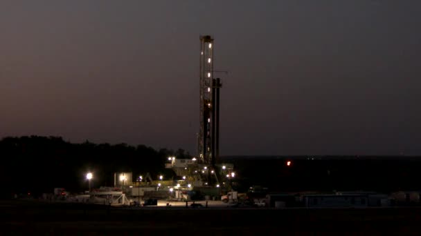 晚上有明亮灯光的超高压石油钻井站 — 图库视频影像