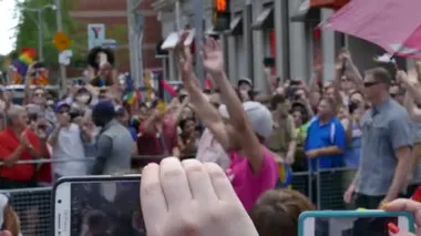 Kanada Başbakanı Justin Trudeau eşcinsel onur yürüyüşünde el sallıyor
