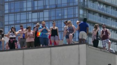 LGBT destekçileri çatıda cam pencere eşliğinde kutlama yapıyorlar