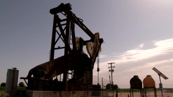 Oil Gas Pumpjack Pohybu Vidět Zezadu — Stock video