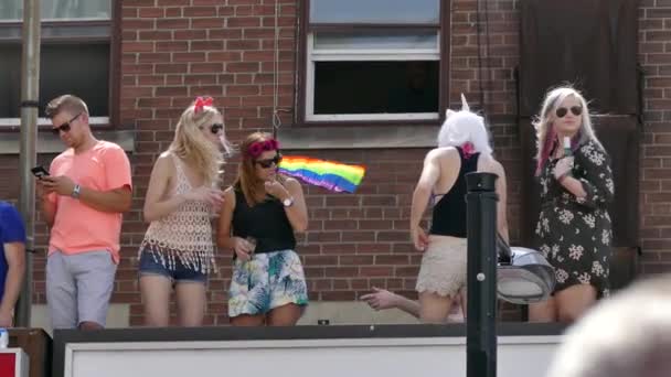 Vrouwen Houden Gay Trots Regenboog Vlag Terwijl Staan Buiten — Stockvideo