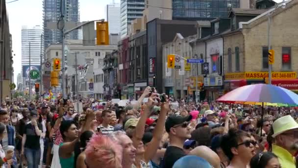 아메리카 도시에서 Lgbt 퍼레이드를 기다리는 대규모 — 비디오