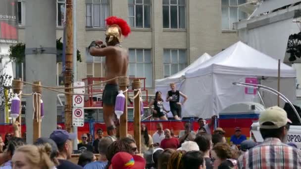 Mensen Kostuums Dansen Float Tijdens Gay Pride Parade — Stockvideo