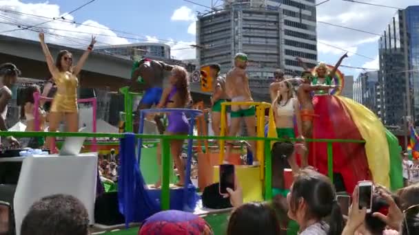 ゲイの誇りは宗教的な抗議者の近くで見パレードに浮かぶ — ストック動画