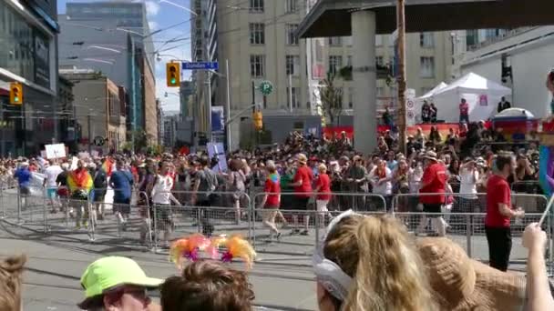 Pan Multitud Orgullo Gay Los Manifestantes Conservadores Contra Ella — Vídeos de Stock