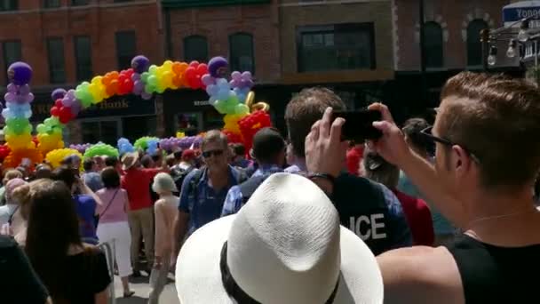 Zivilgekleidete Polizisten Gehen Während Der Schwulenparade Durch Die Menge — Stockvideo