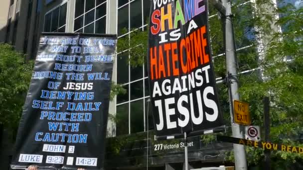 Religiöse Demonstranten Protestieren Bei Lgbt Parade Toronto — Stockvideo