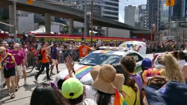 Regenbogengeschmücktes Transitfahrzeug Fährt Durch Gay Pride Straße — Stockvideo