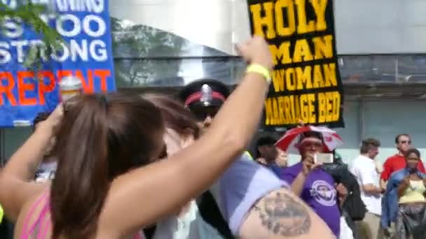 Vrouwen Kussen Het Bijzijn Van Homo Demonstranten Met Tekenen Tijdens — Stockvideo