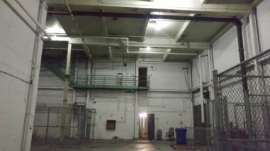 Damıtımevinde geniş açık alanların Urbex Steadicam dizisi