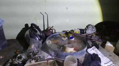 Şehir merkezinde zaman ve suda donan inşaat malzemeleri