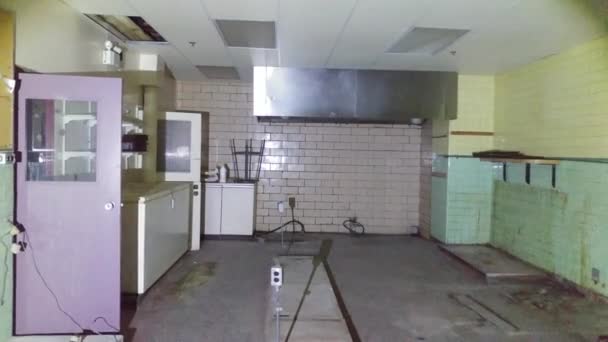 Urbex Sırasında Terk Edilmiş Sanayi Binasındaki Döşeme Kaplı Oda — Stok video