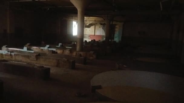 Oscura Destilería Abandonada Vista Cámara Deslizamiento Lento — Vídeo de stock