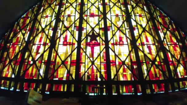 Steadicam Πλησιάζει Όμορφο Λεκιασμένο Τοίχο Στην Εκκλησία — Αρχείο Βίντεο