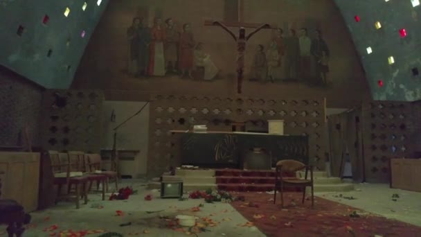 Eerie Urbex Steadicam Shot Dari Gereja Hotel Dengan Salib — Stok Video