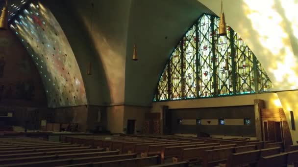 Glidecam Záběry Opuštěného Kostela Světlem Zářícím Skrz — Stock video