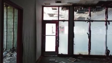 Elektrik kesintisi ve kablolar ile hasarlı boş bina