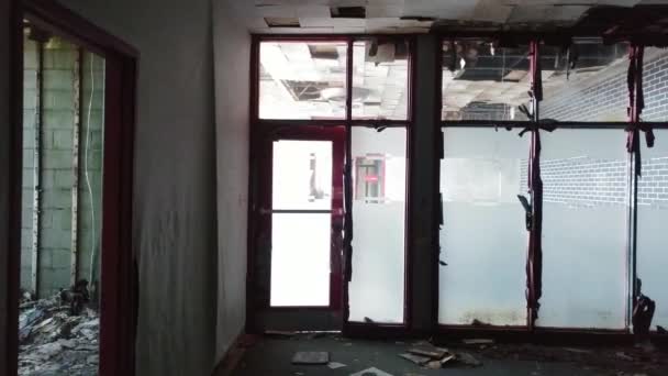 Κατεστραμμένο Άδειο Κτίριο Διακοπή Ρεύματος Και Σύρματα Κρέμονται — Αρχείο Βίντεο