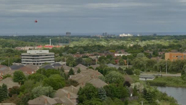 Посадка Вертолета Городе Океаном Заднем Плане — стоковое видео