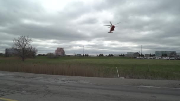 Lékařský Vrtulník Přistávající Travnaté Ploše — Stock video